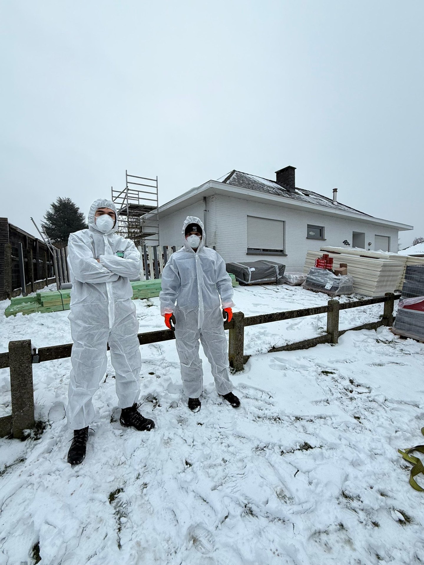 Hellend dak met dakpannen en Velux raam - halfopen bebouwing