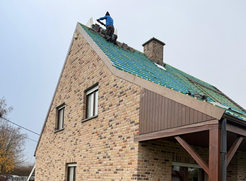 Hellend dak renovatie met nieuwe dakpannen - rijwoning