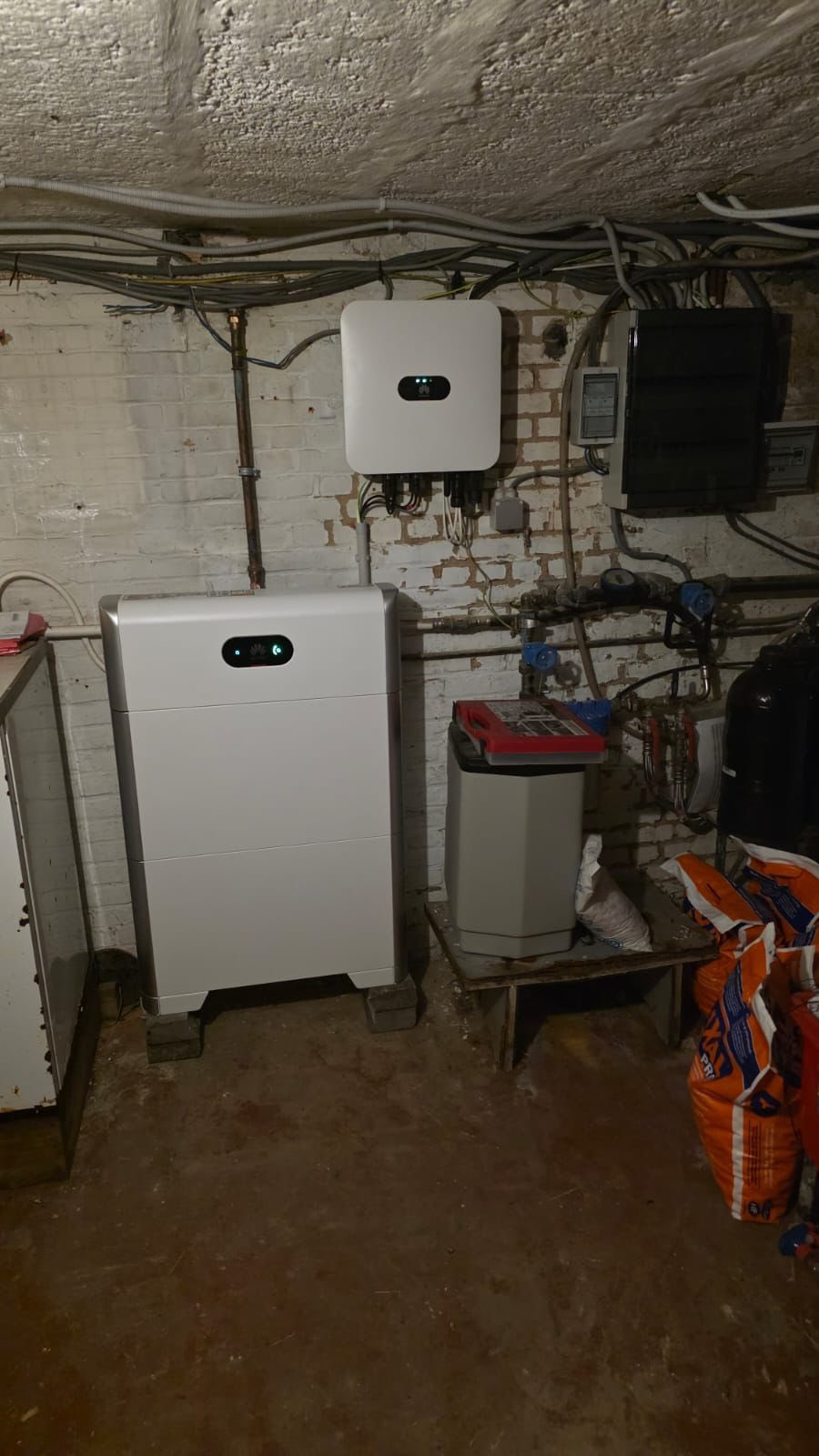 Huawei thuisbatterij met omvormer en digitale meter – kelderruimte – renovatiewoning