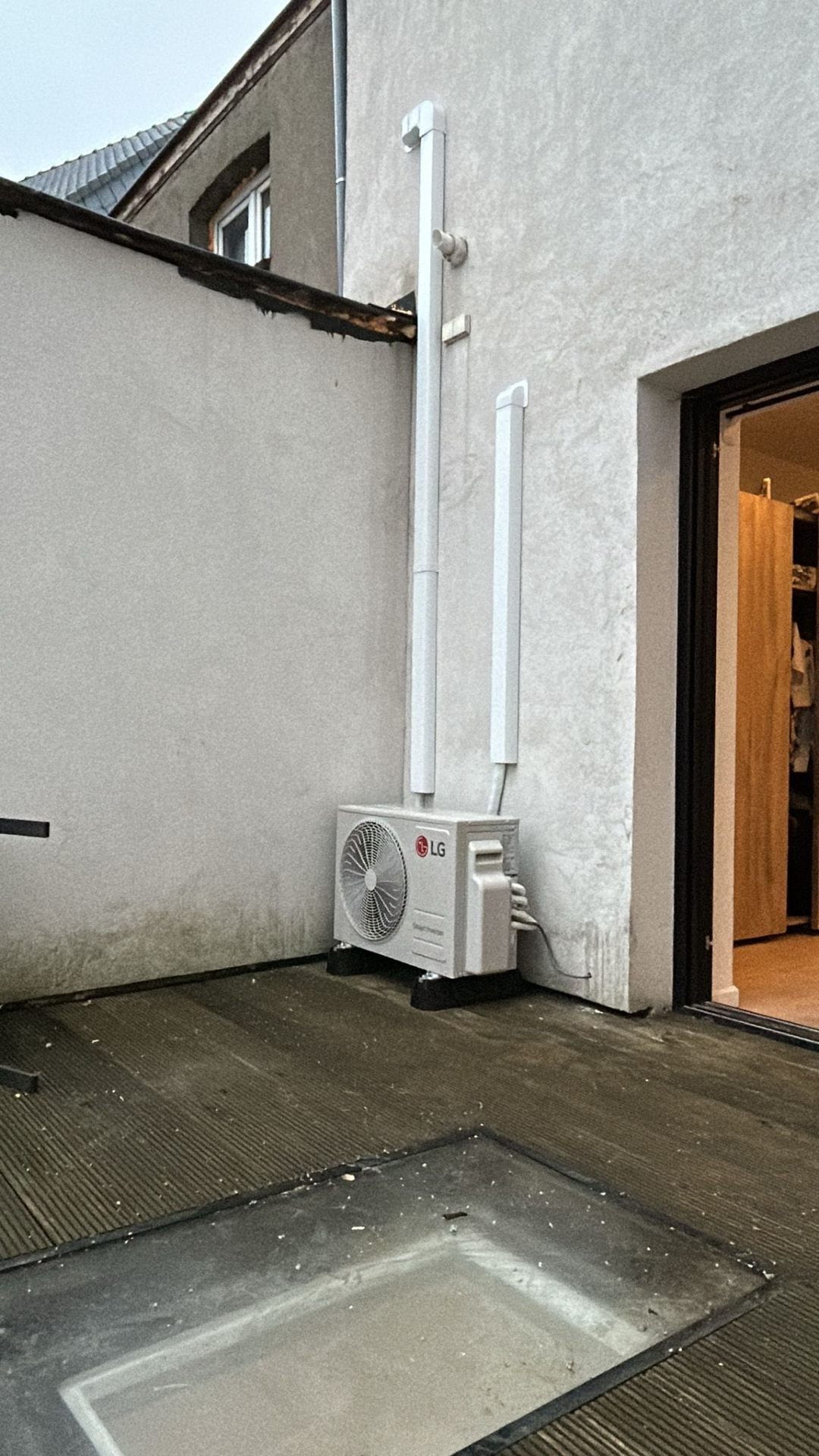 LG buitenunit warmtepomp – wandmontage – rijwoning